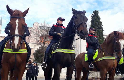Sultanahmet Meydanı'nda atlı polisler göreve başladı