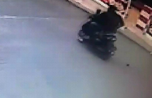 Akıl almaz olay: Motosikletten el bombası düştü!