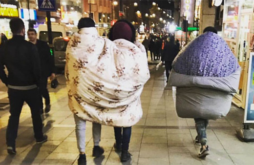 Gençler sokakta yorganla dolaştı başkan çaya davet etti