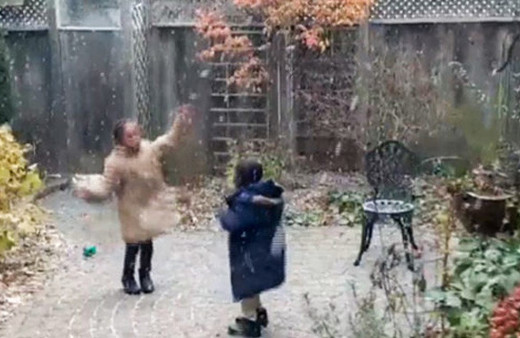 Afrikalı çocukların ilk kar sevinci