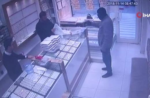 Kuyumcuyu soymak isteyen silahlı soyguncu neye uğradığını şaşırdı