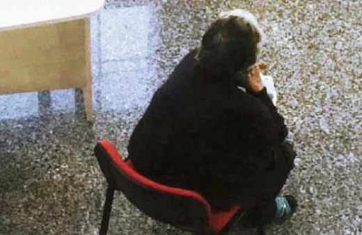 Hayırsız evlat Annesini bakanlığın kapısına bırakıp gitti