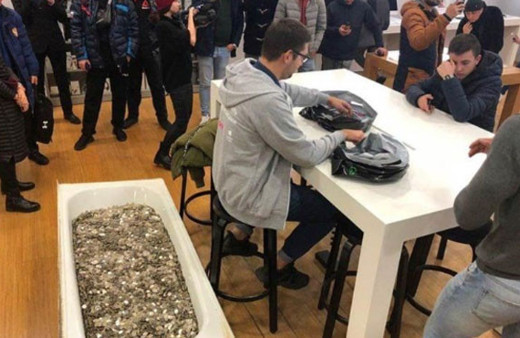 Küvet dolusu bozuk parayla iPhone satın aldı görenler şaşkına döndü