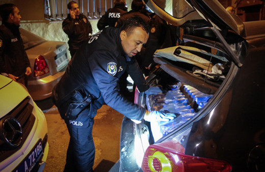 Alkollü sürücünün bagajında 100 şişe içki çıktı