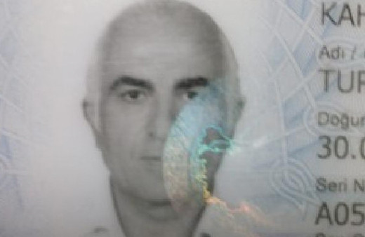 Bahçesine dikmek istediği ağacın altında kalarak öldü