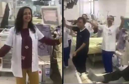 Diyaliz hastalarıyla Erik Dalı oynayan sağlık çalışanları 