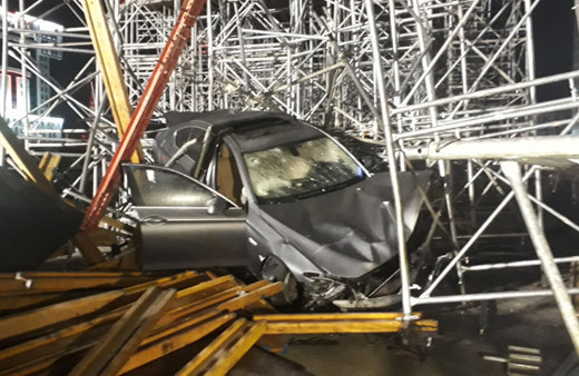 Kontrolden çıkan otomobil üst geçit inşaatına girdi