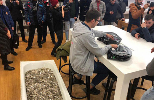 Ödemeyi küvet dolusu bozuk parayla yaptı