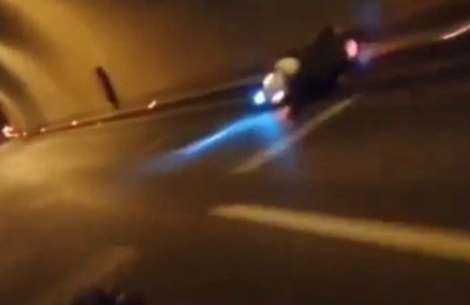 Tünelde tek tekerle giden motorsikletin kaza anı böyle kaydedildi