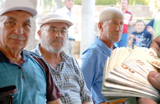 Memur emeklisine Ocak'ta en az 280 lira zam gelecek 