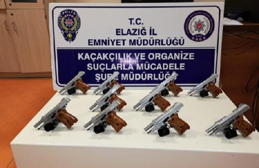 Durdurulan araçtan 10 adet tabanca çıktı