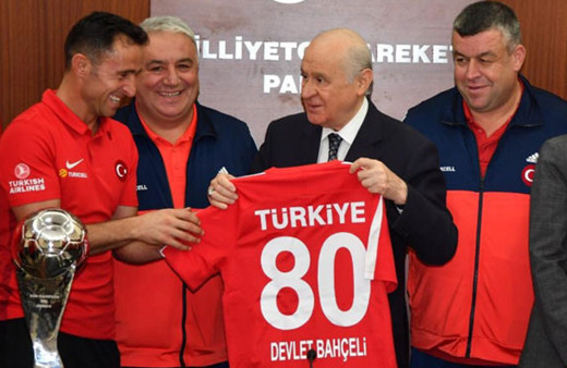 Bahçeli o kahramanları kabul etti hediyesi ne oldu?