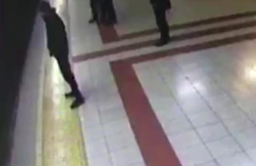 Ankaray'daki intihar anı kamerada