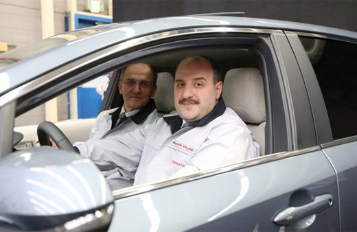 Mustafa Varank yeni Toyota Corolla Hibrit modelini test etti