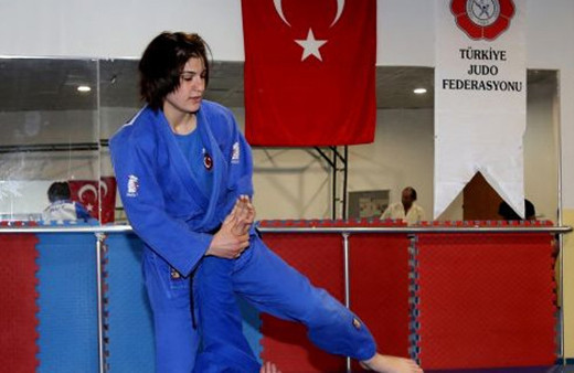 Bir altın madalya da Zeynep Çelik'ten geldi