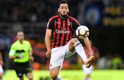 Hakan Çalhanoğlu topun ağzında