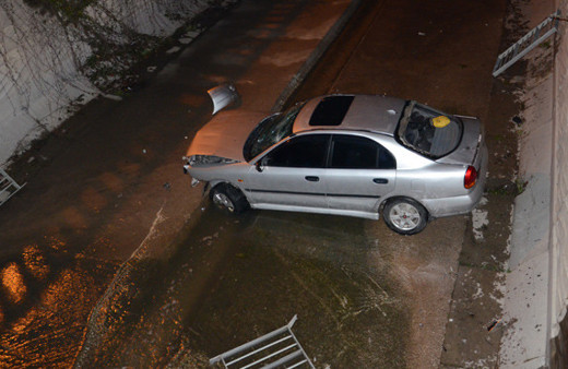 Sancaktepe'de otomobil su kanalına devrildi: 4 yaralı