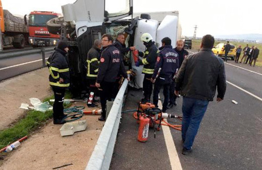 Mandalina yüklü TIR devrildi, şoförü öldü