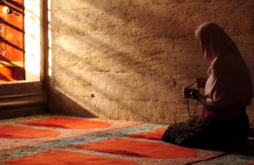 Yaşlı kadın secdede hayatını kaybetti