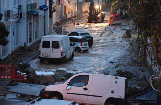 Bodrum'u sel vurdu araçlarının içinde denize sürüklendiler...