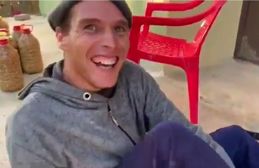 Engelli gencin hediye ayakkabı sevinci