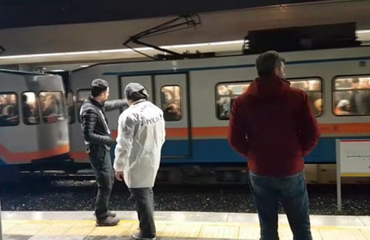 Kadın yolcu raylara atladı: Metro seferleri durduruldu!