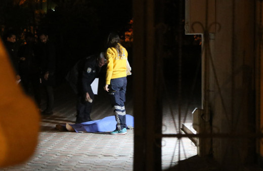 Evine balkondan girmeye çalışırken 7. kattan düşerek öldü
