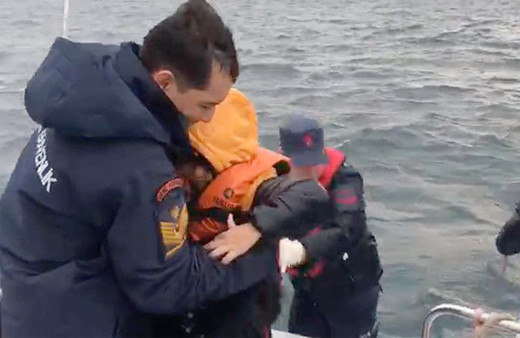 Sahil Güvenlik mahsur kalan 40 kaçak için operasyon