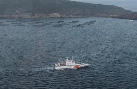 Ege'de kurtarma operasyonu 40 göçmen mahsur kaldı