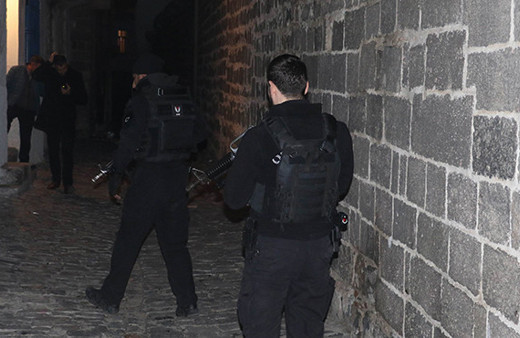 Diyarbakır’da sokaklar kana bulandı: Ölü ve yaralılar var!