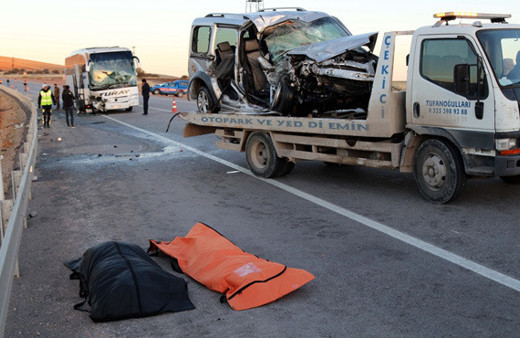 Sivas'ta yolcu otobüsü hafif ticari araçla çarpıştı: 2 ölü 4 yaralı
