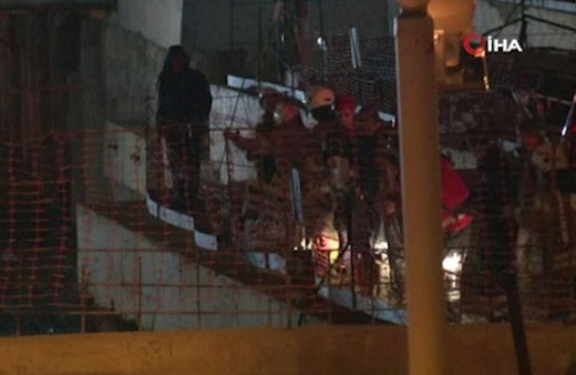 Ümraniye'de metro inşaatı yanındaki yol çöktü 2 kişi toprak altında