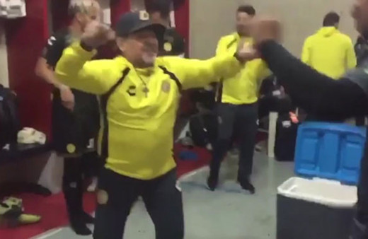 Maradona soyunma odasında döktürdü! 