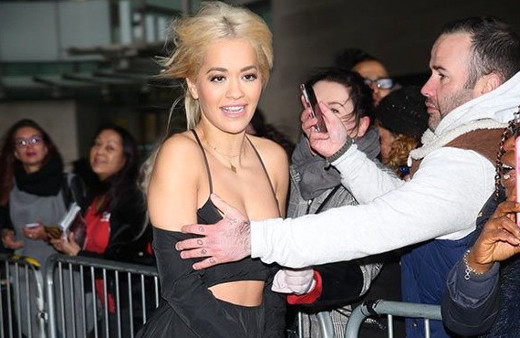 Rita Ora tacize uğradı kendini zor kurtardı
