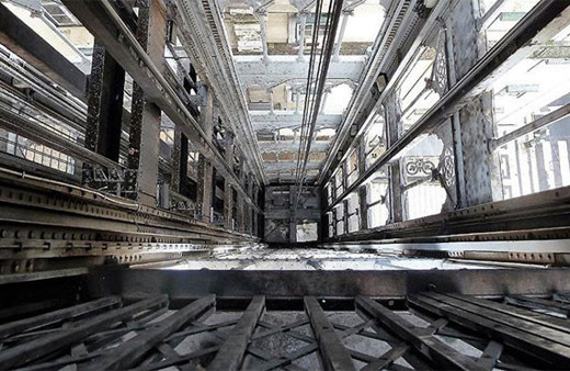 Gökdelenin asansöründen 84 kat düştüler ve yara bile almadılar