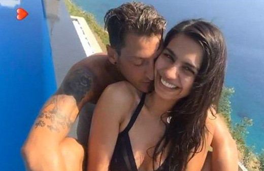 Mesut Özil'den Amine Gülşe'ye: Senden başka sevilecek biri mi var!