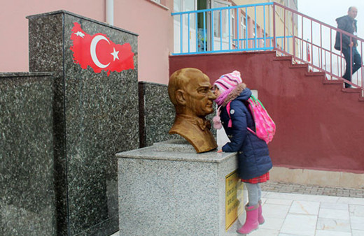 Her sabah Atatürk büstünü öpüp sınıfa giriyor