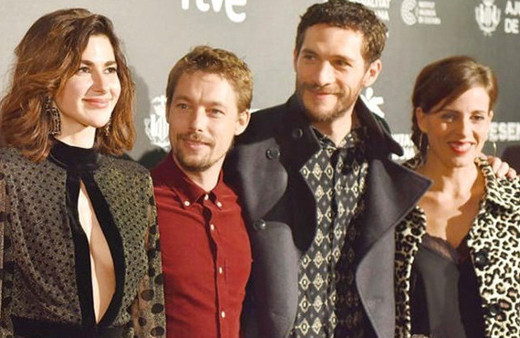 Bizim Hikaye'nin yıldızı Nesrin Cavadzade cesur göğüs dekoltesiyle büyüledi