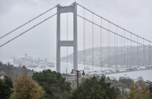 Dünyanın en büyük inşaat gemisi İstanbul Boğazı'ndan geçti