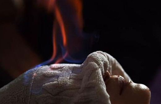 Yeni akım Ateş Terapisi! Yanan havluyu insanların yüzlerine basıyorlar