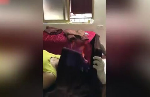 Yeni akım Ateş Terapisi! Yanan havluyu insanların yüzlerine basıyorlar