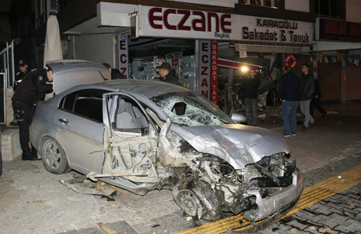 Başkentte kontrolden çıkan otomobil iş yerine girdi