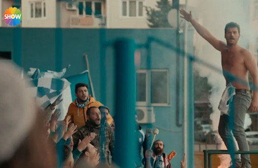 Çarpışma dizisinde Kıvanç Tatlıtuğ'un üçlü çektirdiği anlar olay oldu!