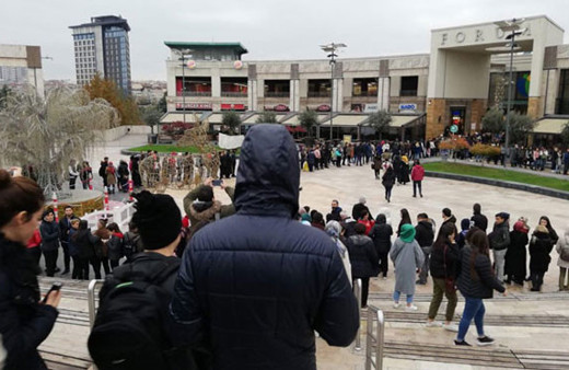 İstanbul'da 'cuma' çılgınlığı içeride de dışarıda da kuyruklar var