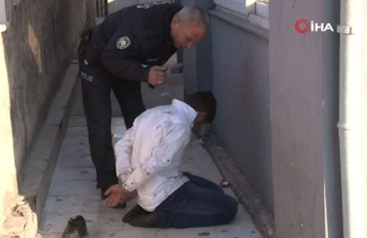 Adana'da dolmuş şoförü ile babası trafik polisine saldırdı! 