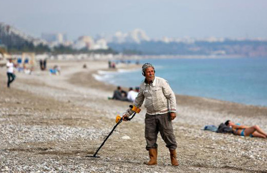 Turistler gitti dedektörler sahilde altın avı başladı 