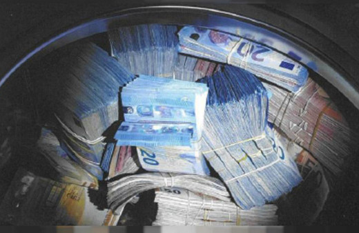 Çamaşır makinasının içinden servet çıktı Tam 350 bin euro