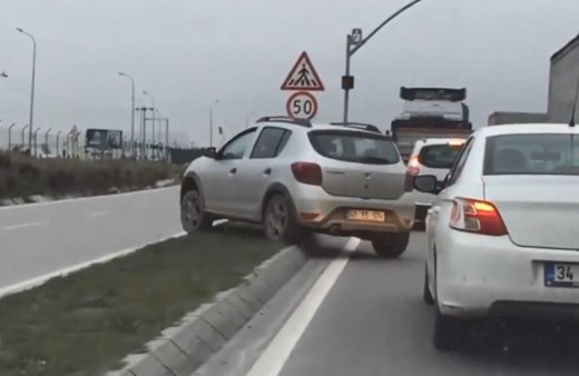 Işıkta beklememek için yaptıkları şaşkına çevirdi!