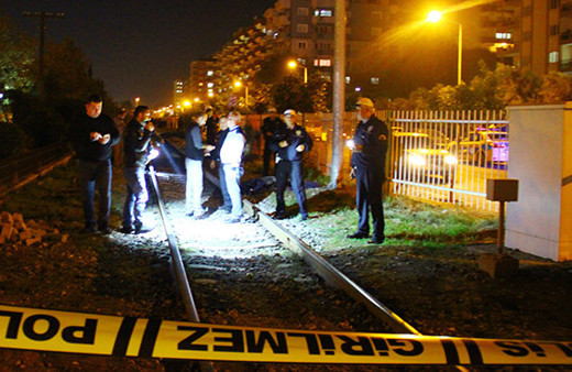 Trenin altında kalan kadın feci şekilde can verdi!