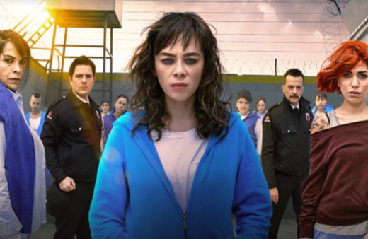 Avlu'dan kovulan ünlü oyuncu yapım şirketini topa tuttu!